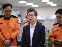 경북 북부권 산불 확산에 경기도 소방재난본부 찾은 김동연 '국가 비상사태라고 생각하고 우리 일처럼 적극 지원하라' 기사 이미지